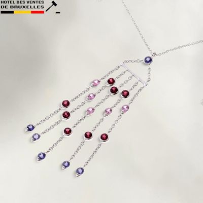 Collier composé de perles de verre violettes et bleues, monté sur une chaîne en argent