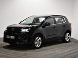 une photo d'une Toyota RAV noire garée dans une pièce