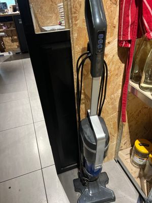 un aspirateur posé sur le sol de la pièce