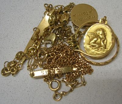 un collier en or orné d'une pièce et d'une médaille