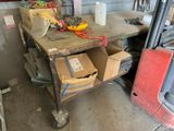 un établi sur lequel sont posés tout un tas de boîtes et d'outils