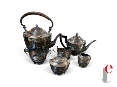une image représentant un ensemble de théières et de tasses en argent sur fond blanc