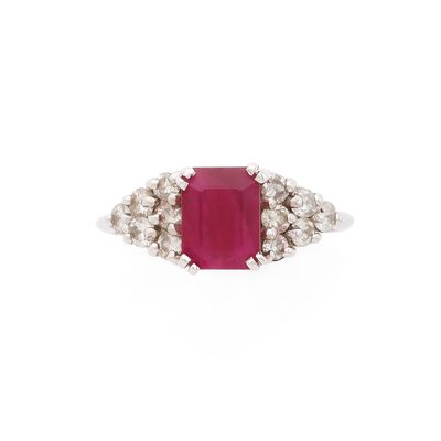BAGUE retenant en son centre un rubis rectangulaire à pans c…