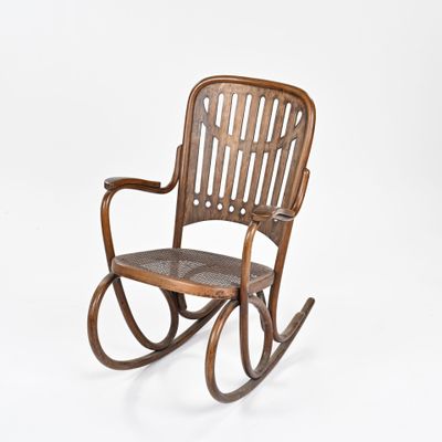 fauteuil à bascule en bois avec assise en osier, sur fond blanc