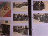 une vieille photo d'un groupe de personnes assises dans une pièce
