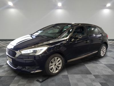 une photo d'une voiture bleue garée dans un garage