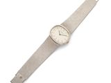 une image représentant une montre argentée au cadran blanc sur fond blanc