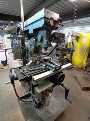 une machine posée sur une table dans un entrepôt