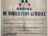 une vieille affiche française représentant un drapeau français et deux drapeaux croisés