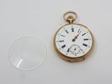 une montre de poche en or avec des chiffres romains