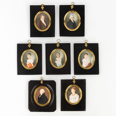 six portraits miniatures de personnes sont accrochés à un mur