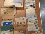 de nombreuses vieilles enveloppes et de nombreux vieux timbres posés sur une table