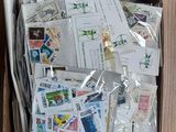une boîte en carton remplie d'une multitude de timbres et d'enveloppes