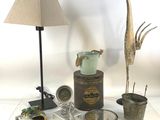 un grand nombre d'objets posés sur une table