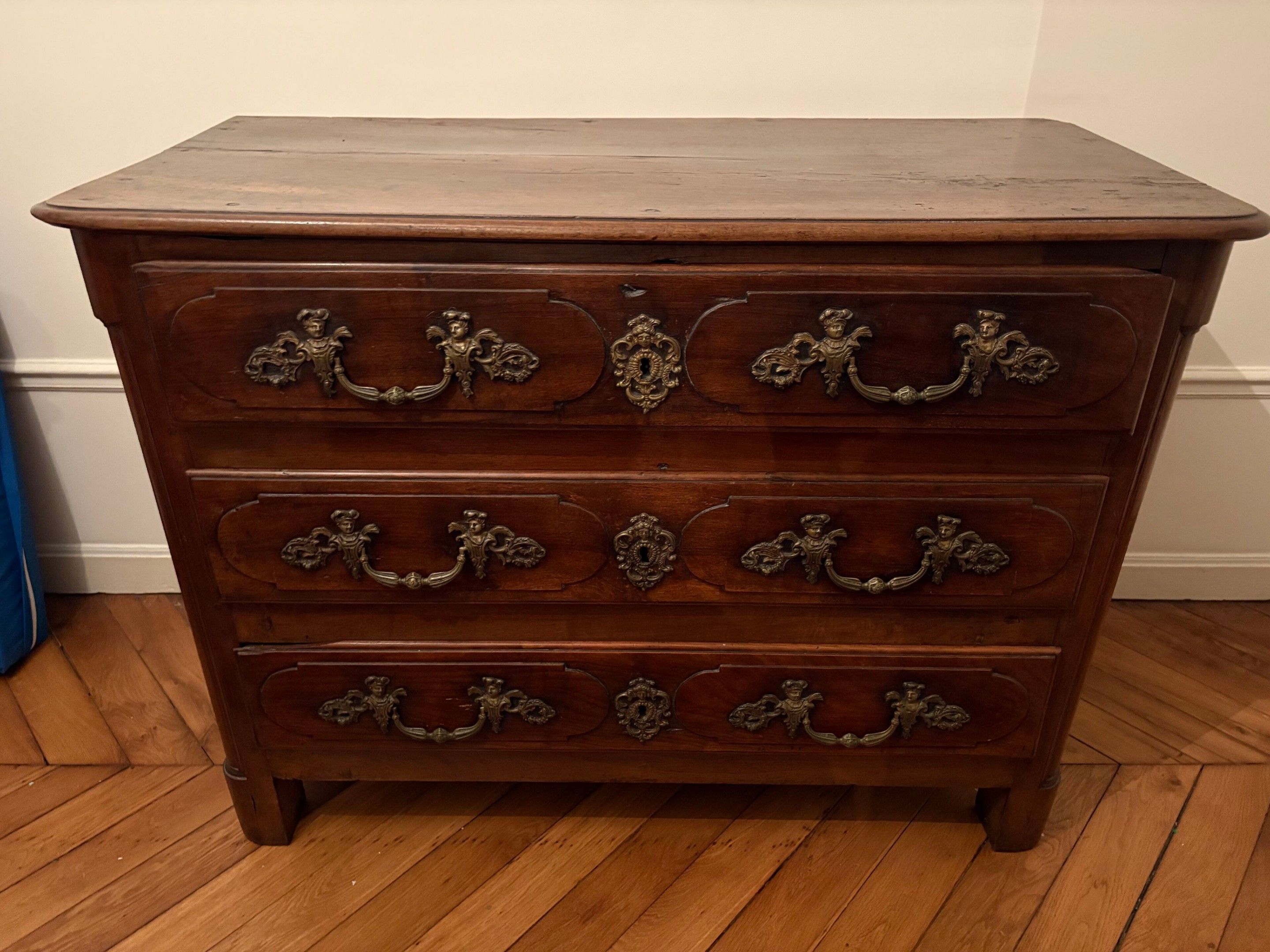 Commode en noyer, ouvrant par trois tiroirs. Usures d'usage. Travail du XVIIIe siècle 83 x 126 x 65 cm environ A enle...