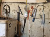Il y a de nombreux outils accrochés au mur dans ce garage.