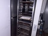 un four ouvert au milieu d'une cuisine