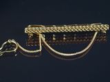 une image représentant une chaîne en or ornée d'une tête de cheval