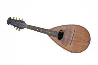 un petit instrument en bois posé sur une surface blanche