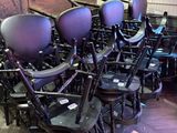 un grand nombre de chaises dans une pièce