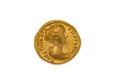 une pièce d'or ornée d'une tête de femme