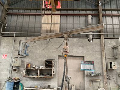 une grue suspendue au plafond d'un bâtiment