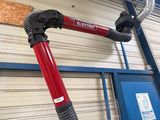 une photo d'un extincteur rouge et noir dans un garage