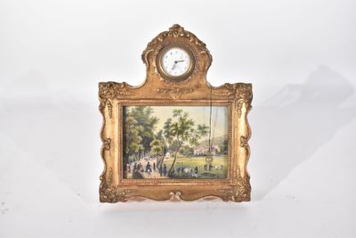 une photo d'une horloge accrochée au mur