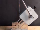 une machine posée sur une table en bois