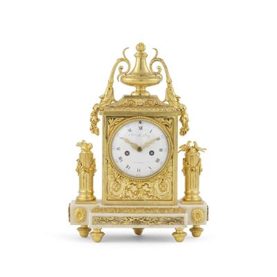 une horloge en or posée sur une table