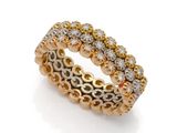 bague en or et diamants sur fond blanc
