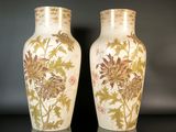 deux vases posés sur une table