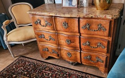 Commode en noyer ouvrant par trois tiroirs, entrées de serru…