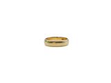 gros plan d'une bague en or sur fond blanc