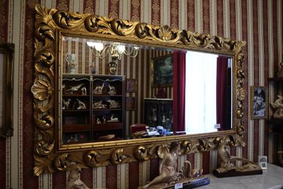 un grand miroir accroché au mur de la pièce