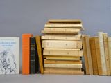 plusieurs livres empilés sur une table