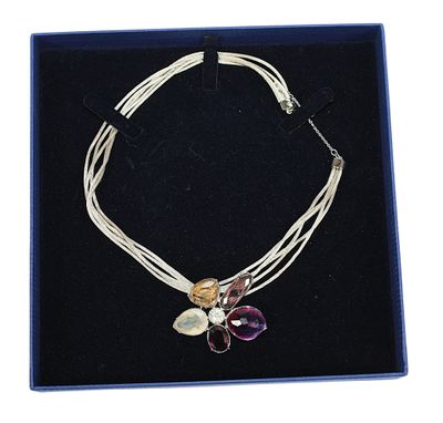 SWAROVSKI - TOUR DE COU avec pendentif "fleur" constitué de …