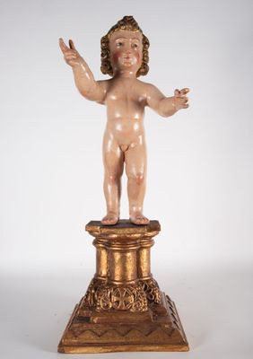 une image représentant une statue d'enfant sur un socle