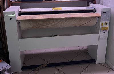 une machine posée sur un comptoir dans une pièce