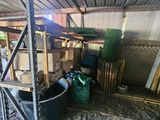 une photo d'une pièce où se trouvent de nombreux cartons et un seau