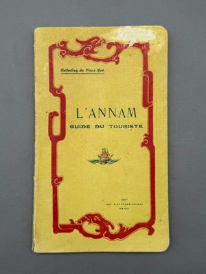 un livre jaune et rouge, orné d'une bordure rouge