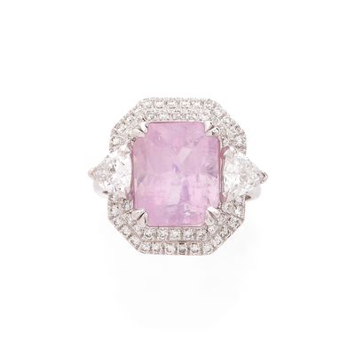 une bague en saphir rose et diamant