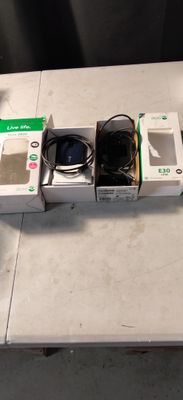 une table sur laquelle sont posés des appareils électroniques