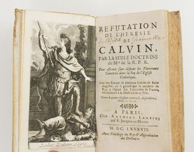 un vieux livre avec l'image d'un homme tenant une épée