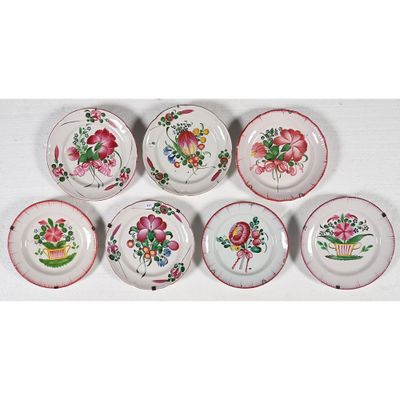 six assiettes ornées de motifs floraux, posées sur une surface blanche
