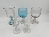quatre verres à vin posés les uns à côté des autres sur une table