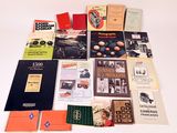 beaucoup de livres posés ensemble sur la table