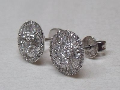 Paire de boucles d’oreilles rondes en or blanc 18K, serties …