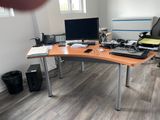un bureau sur lequel se trouvent un ordinateur et un portable