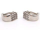 paire de boucles d'oreilles en diamant sur fond blanc